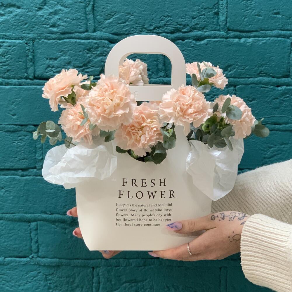https://content2.flowwow-images.com/data/flowers/1000x1000/10/1735481106_13653710.jpg