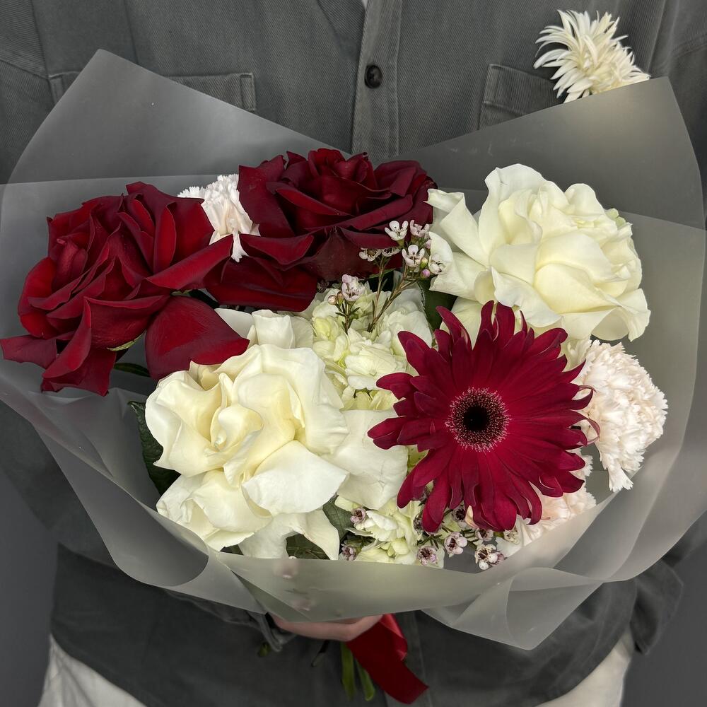 https://content2.flowwow-images.com/data/flowers/1000x1000/15/1739192475_71194915.jpg