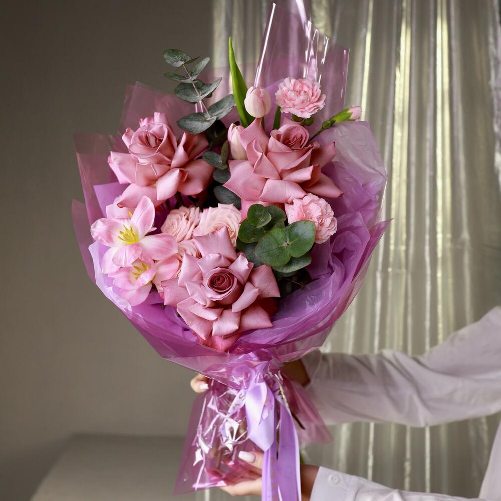 https://content2.flowwow-images.com/data/flowers/1000x1000/08/1742293795_54987708.jpg